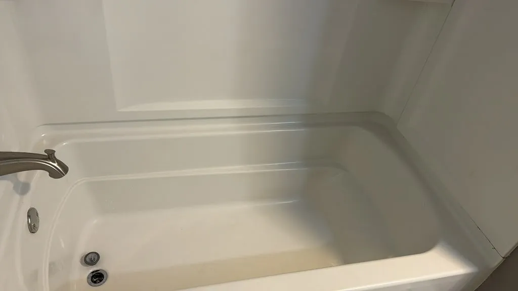 Sparkling bathtub after a Shine visit